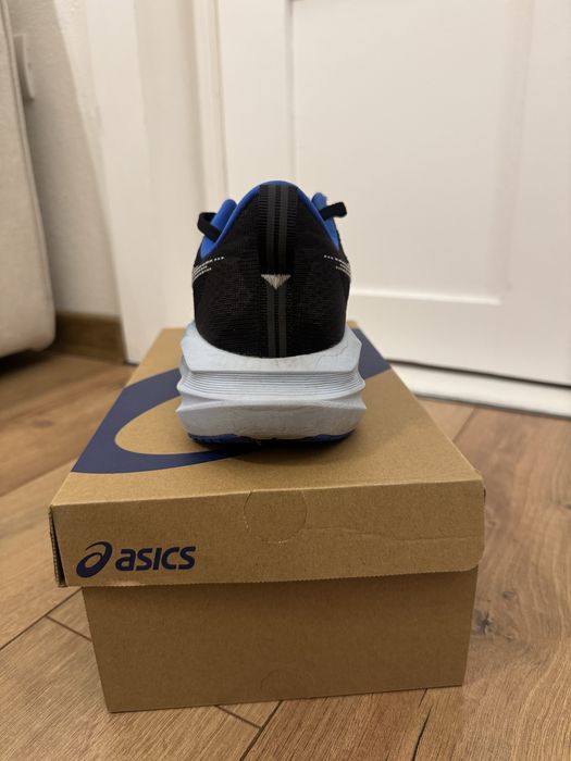 Vând Asics Novablast 5