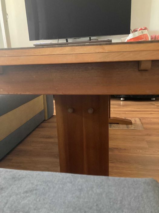 Холна маса масивна и здрава. 120 лв.