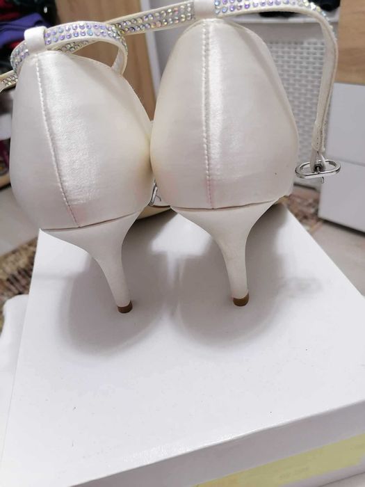 Нови Бели  много нежни  обувки