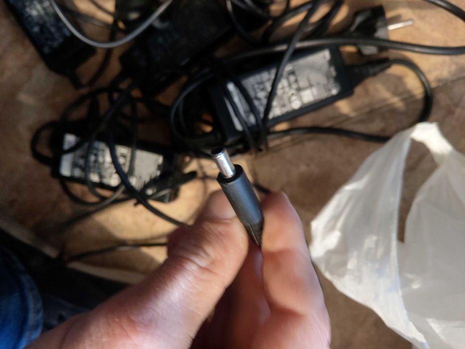 Продавам зарядни за за лаптоп DELL 65 w и hp 45W с тънка букса