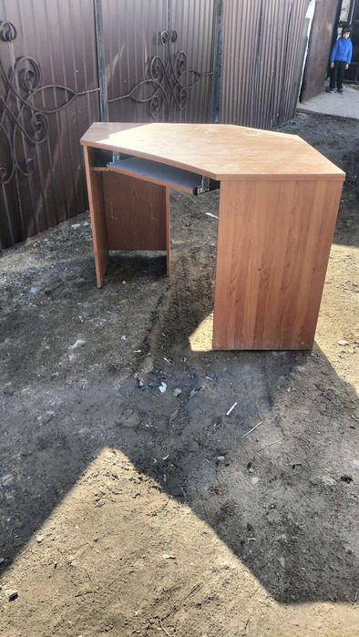 Продам компьютерный стол