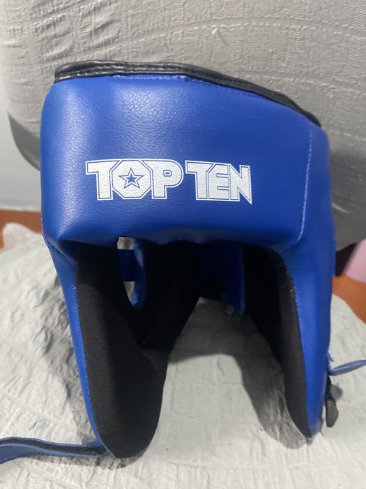 Боксерские перчатки и шлем