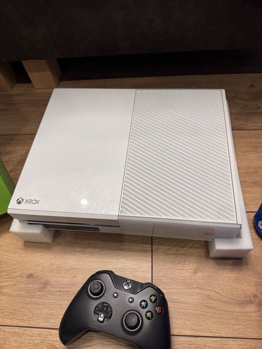 Xbox One Limited Edition + Kinect + 10 Игри + 2 джойстика