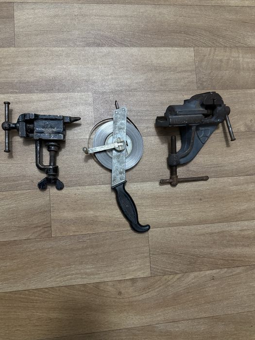 Тиски маленькие и рулетка 30 м