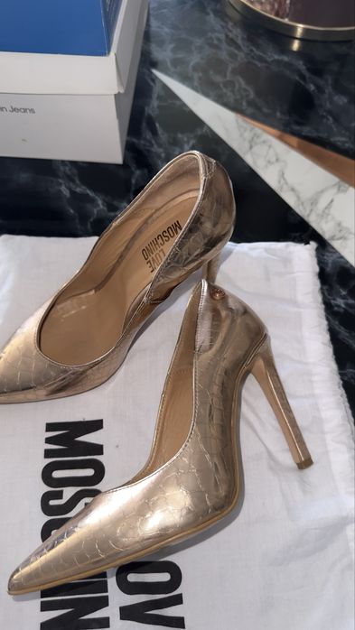 Официзлни обувки Moschino