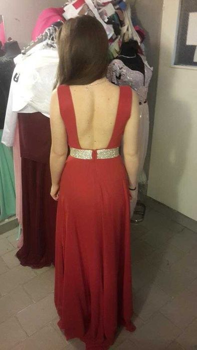 Дълга рокля с гол гръб и цепка