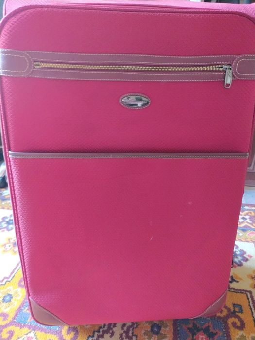 Чемодан бордовый