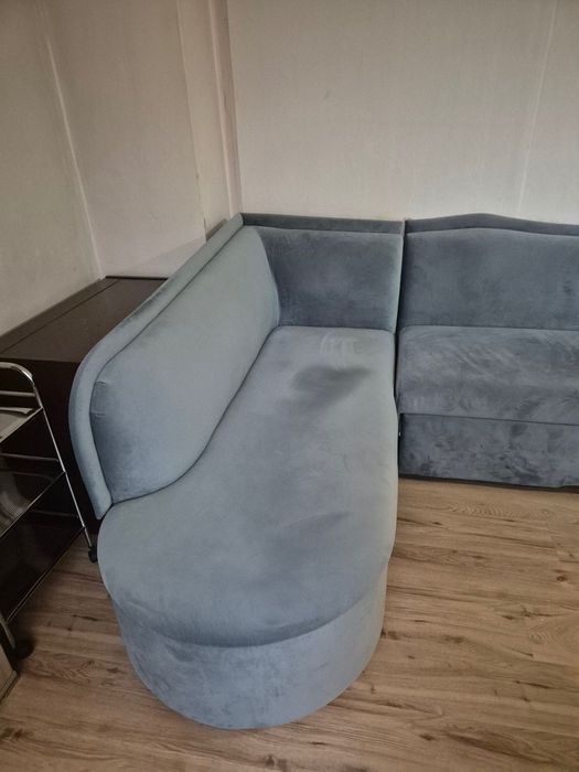 Продавам разтегателен диван и гардероб