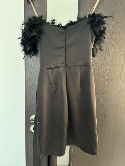Rochie neagra cu pene