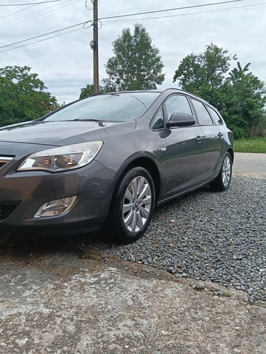 Vând Opel Astra J Sports Tourer 1.7 cdti 2012