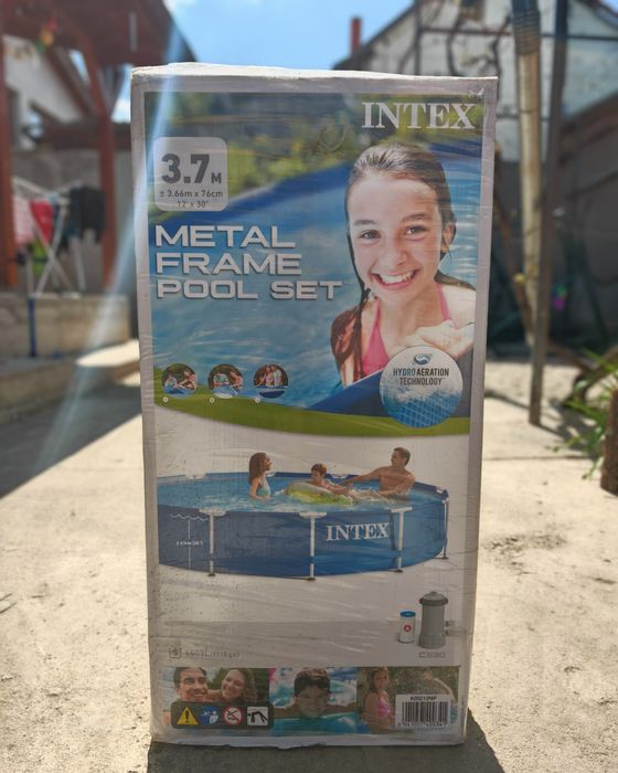 Vând piscina Intex
