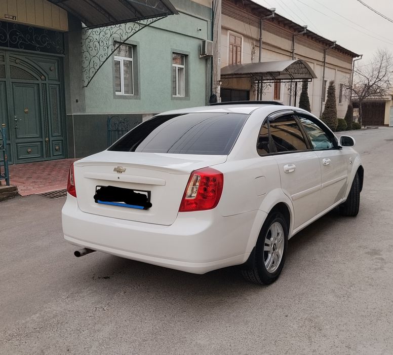 Lasetti 2011 aftomat sotiladi