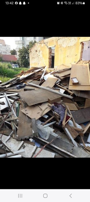 Ridic deșeuri și moloz la saci din constructii