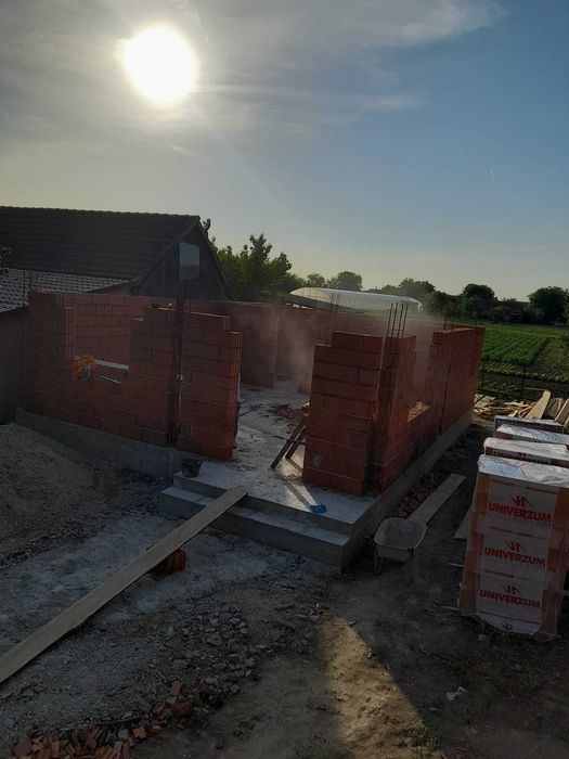 Executam constructi la rosu