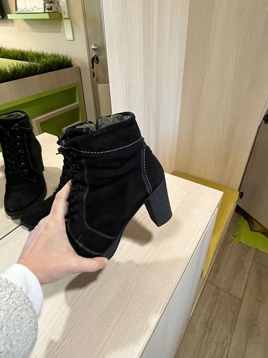 Ghete, botine cu toc si sireturi