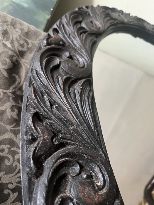 Огледало в овална дървена рамка