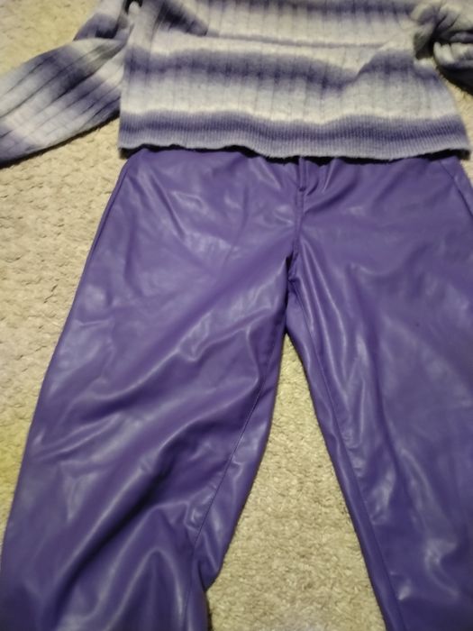 Pantaloni de piele mov drepți o culoare la moda anul acesta
