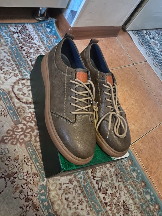 Кожаный ботинка.