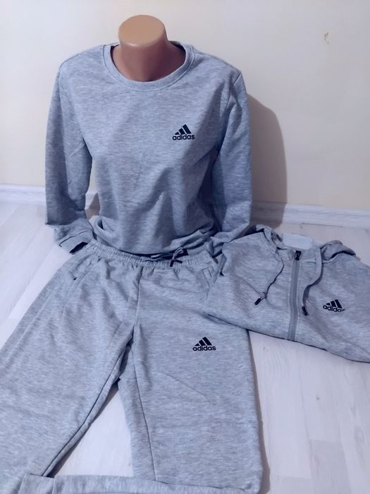 Trening Adidas pentru femei din 3 piese.