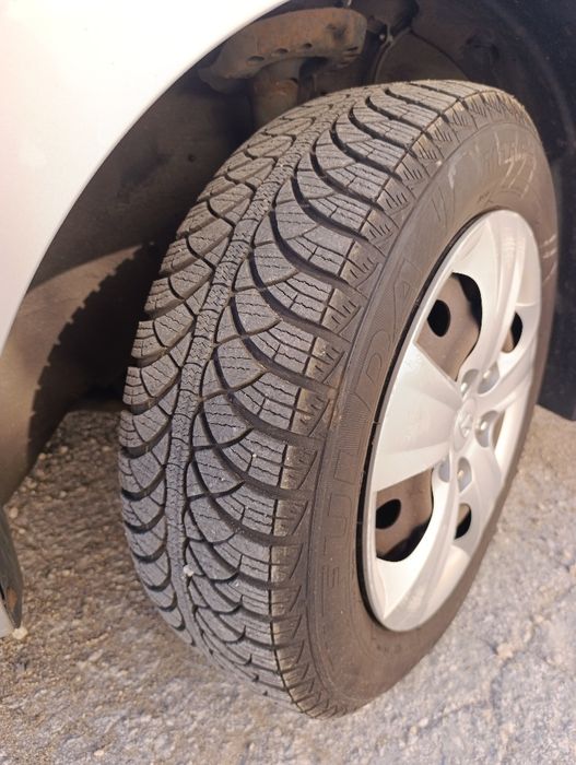 Hyunda i30 1.4 бензин мисля че мотора е за лагери ..