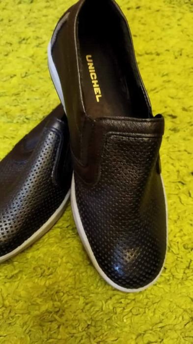 Продам красивые детские ботинки