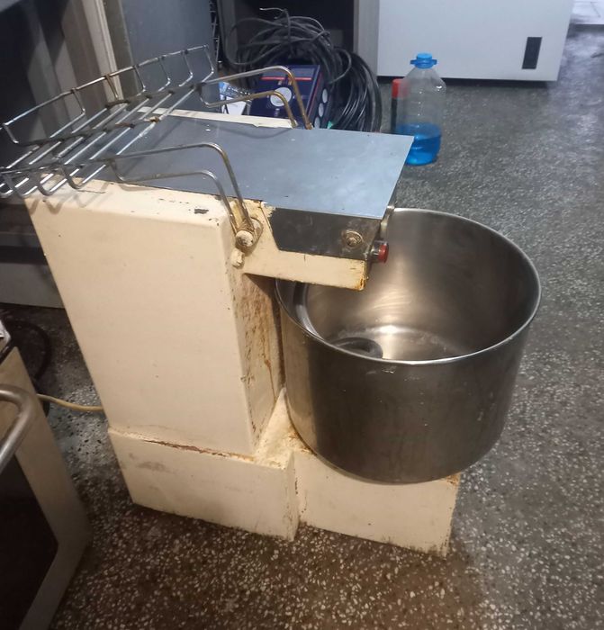 Професионална Тестомесачка 20л трифазна.