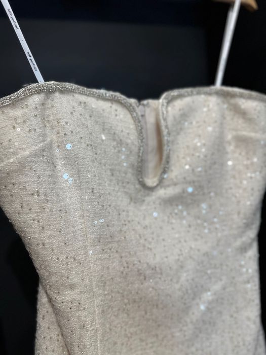 Self-Portrait Кремава рокля без презрамки с пайети и букле текстура