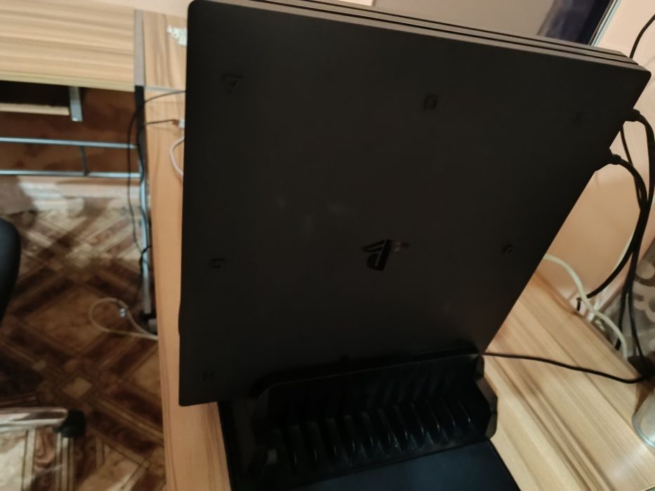 Vind Ps4 Pro in stare excellenta
