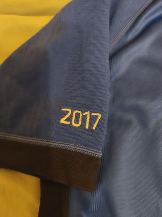 Тениска и шал на Левски .