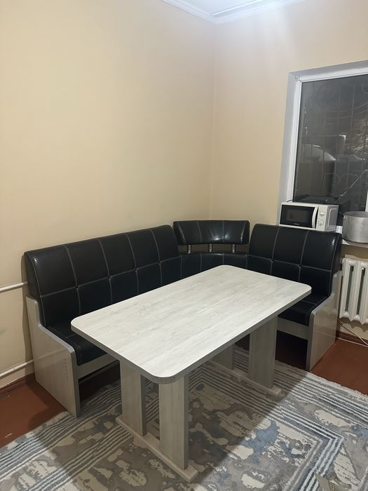 кухонный уголок и стул стульями