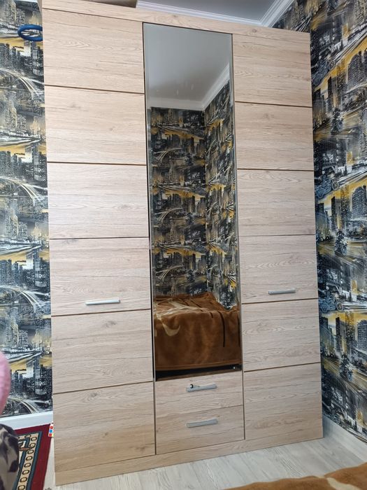 Продается срочно шкаф 3-х дверный с зеркалом и угловой шкаф