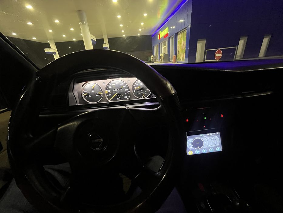 Mercedes e 190.