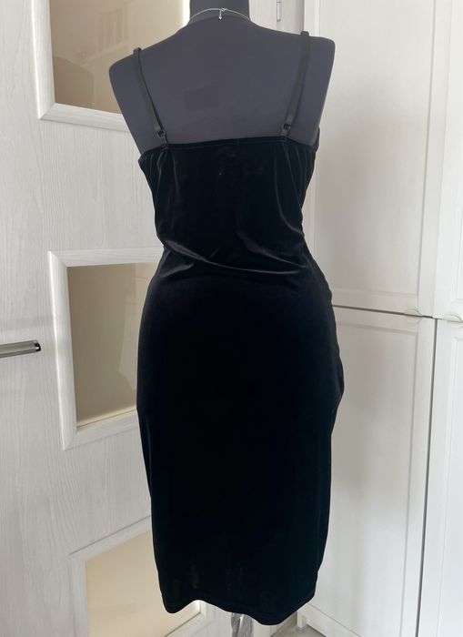 Черна кадифена рокля