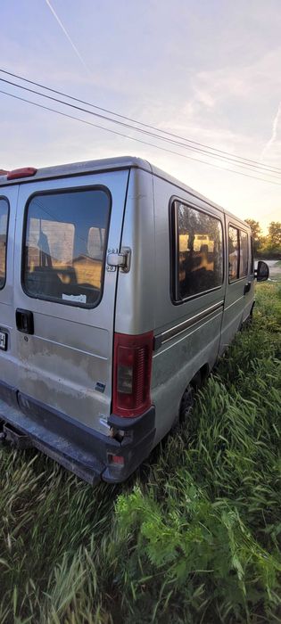 Продавам обурудван бус и машина за подови замазки