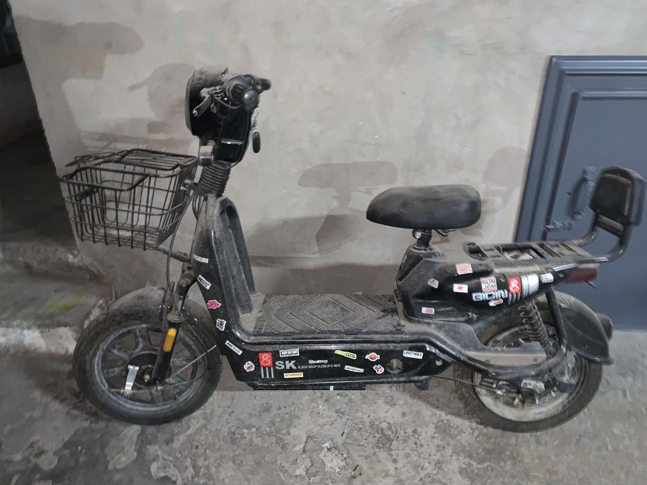 Продаю скутер ск8