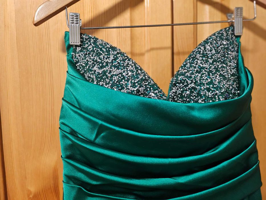 Продавам елегантна бална рокля