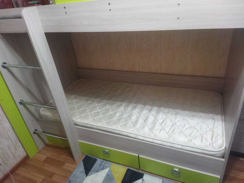 Продам двухъярусную детскую кровать.