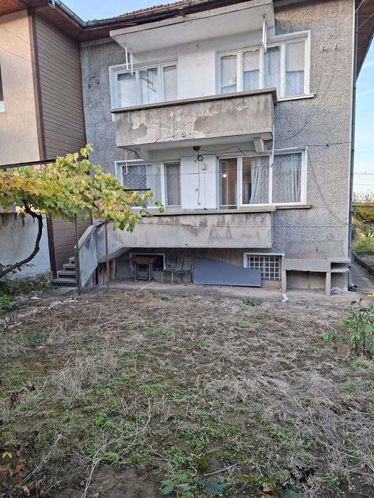 ЕТАЖ от фамилнакъща,  гараж и двор. Целият имот е необитаем.