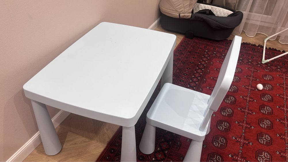 Продается детский  стол и стул