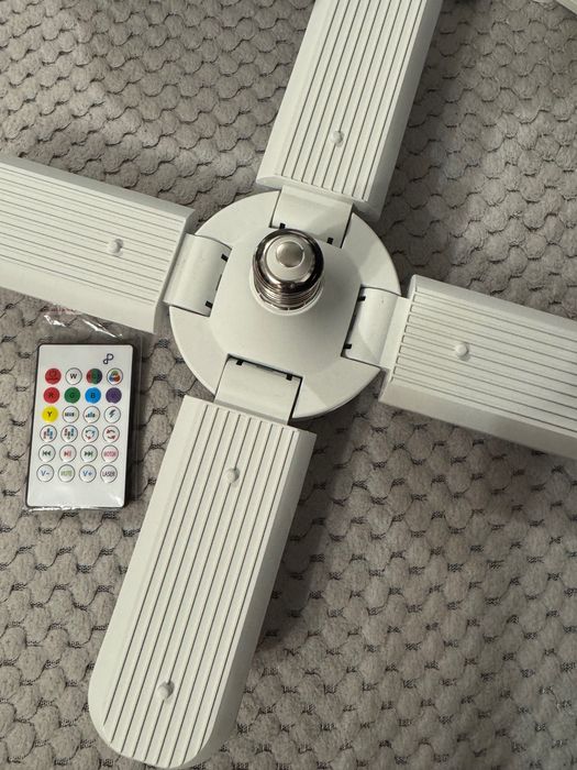 Bec bluetooth cu 4 brațe ( boxă încorporată )