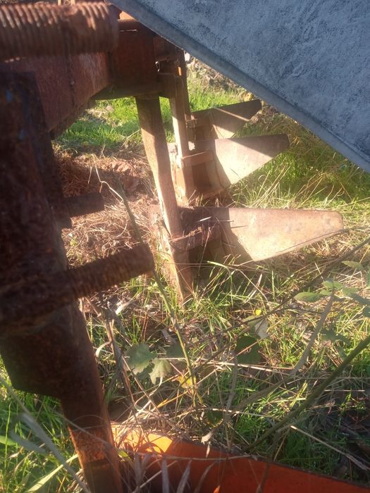 Vând plug cu 4 brazde