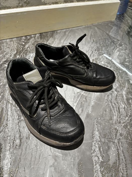 Продам кожанный кроссовки