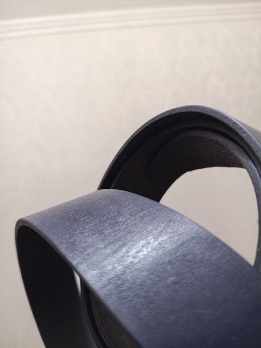 Кожаный ремень синего цвета.