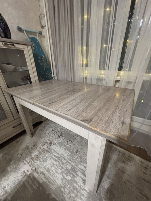 Стол для гостинной