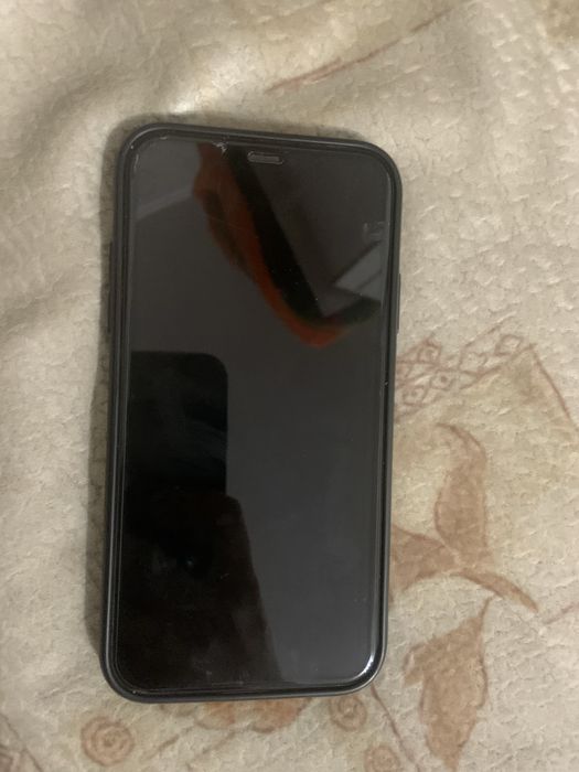 Продам айфон 11  с каробкой