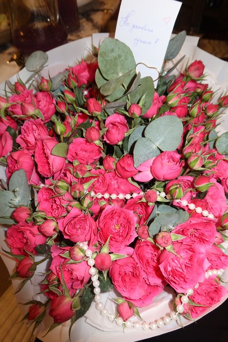 букет из кустовых роз, свежие.              .