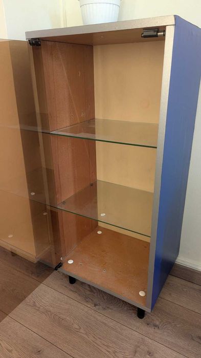 Продавам син шкаф със стъклена врата