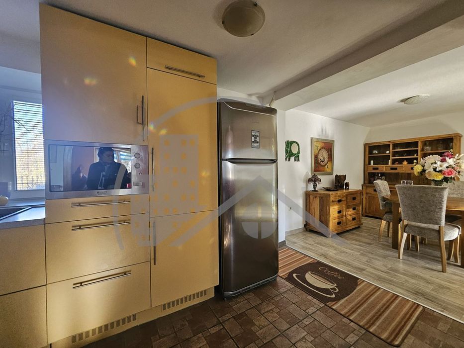 Къща с басейн, гараж и прекрасен двор