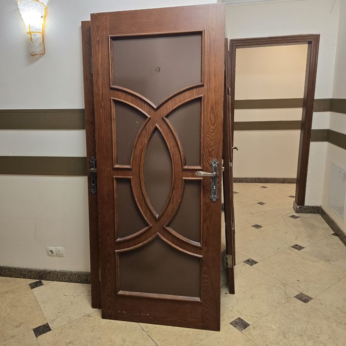 Двери межкомнатные из дерева