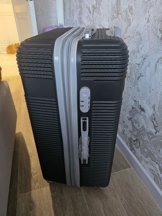 Продам чемодан поликарбонат